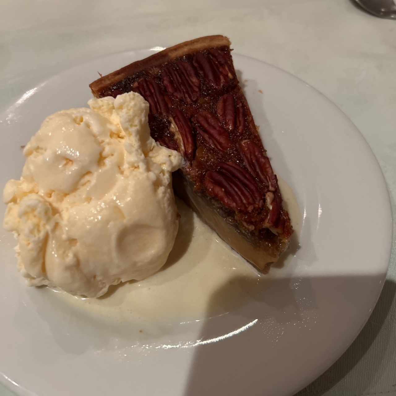 Pecan pie con helado de vainilla