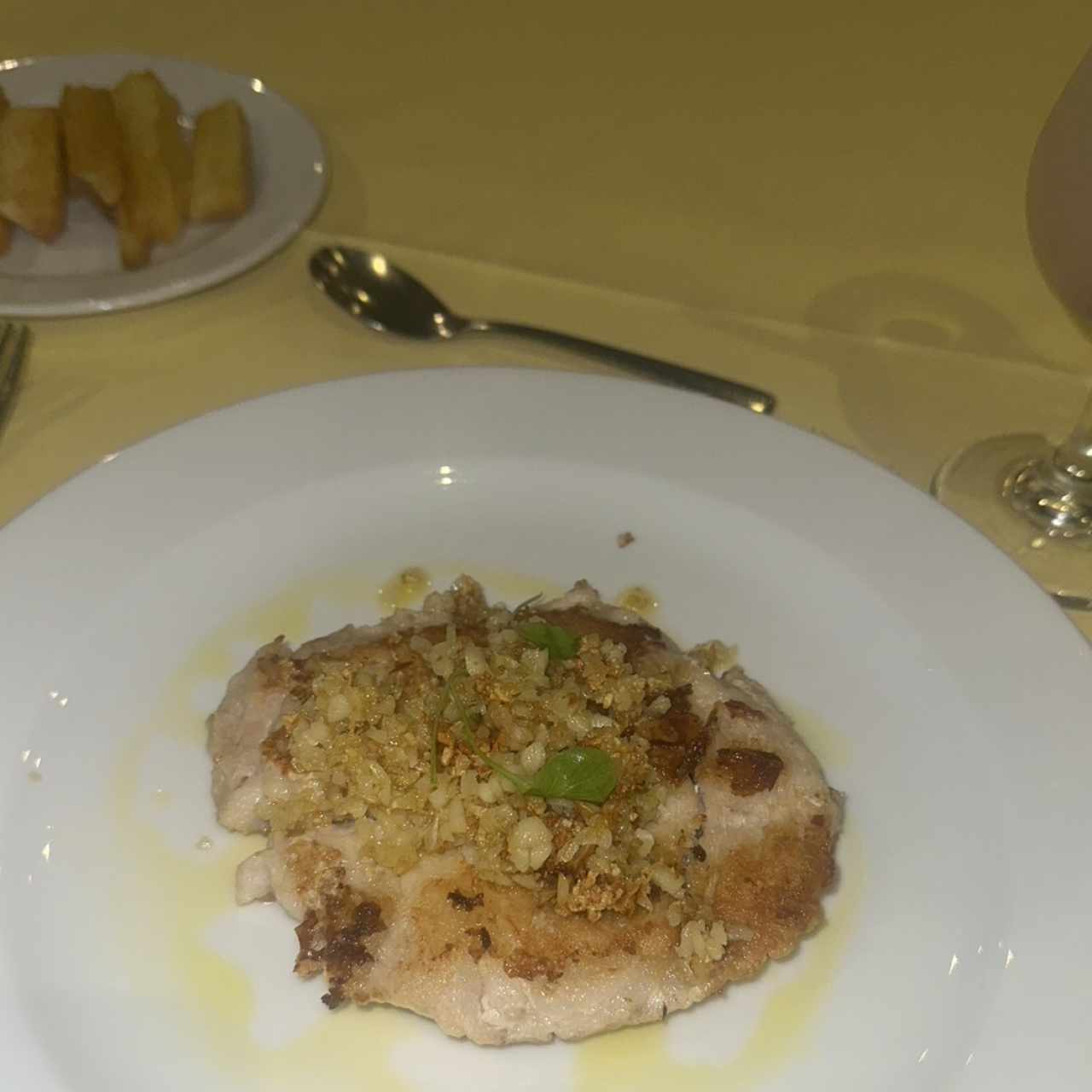 Corvina ajo con yuca frita 