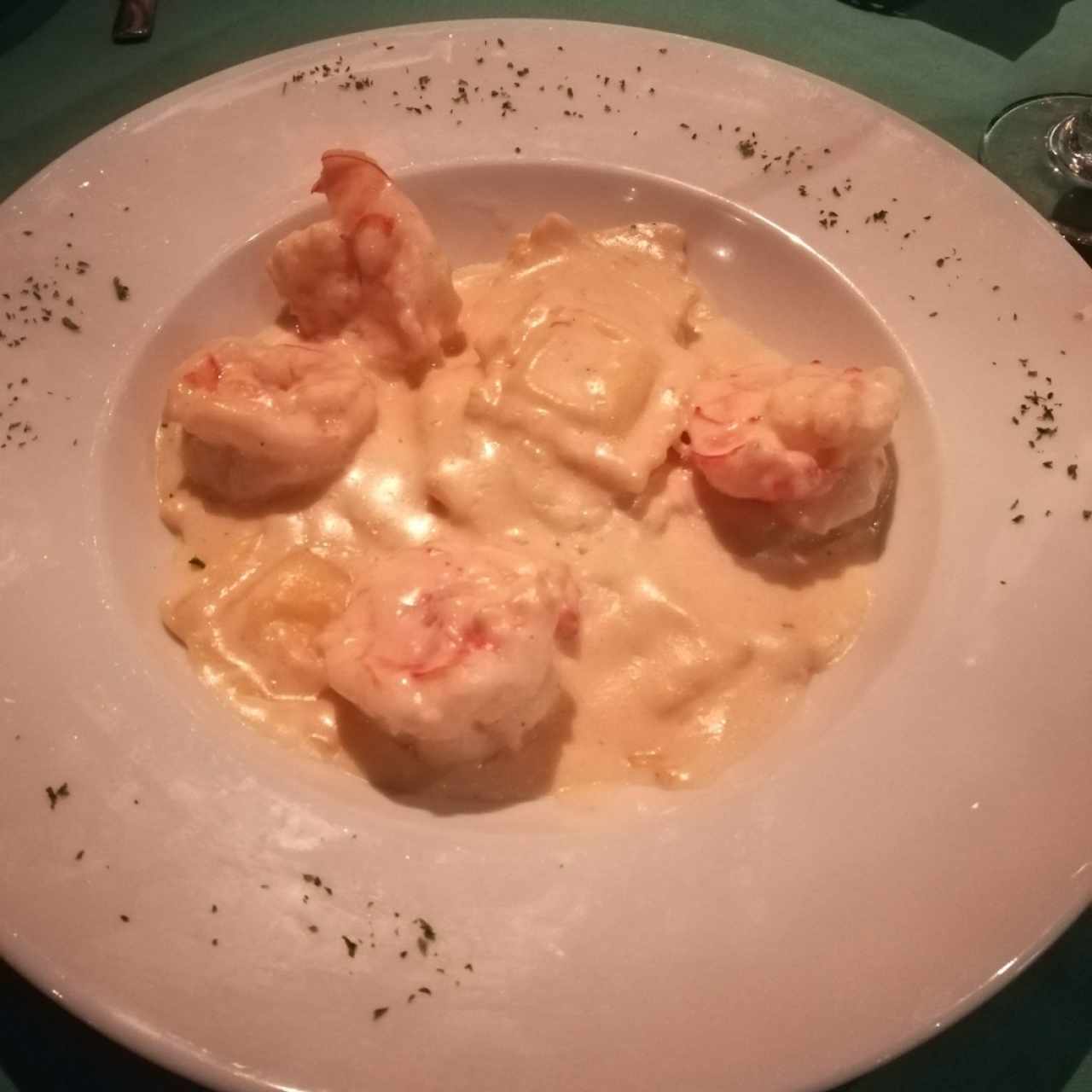 Ravioli con queso feta y camarones