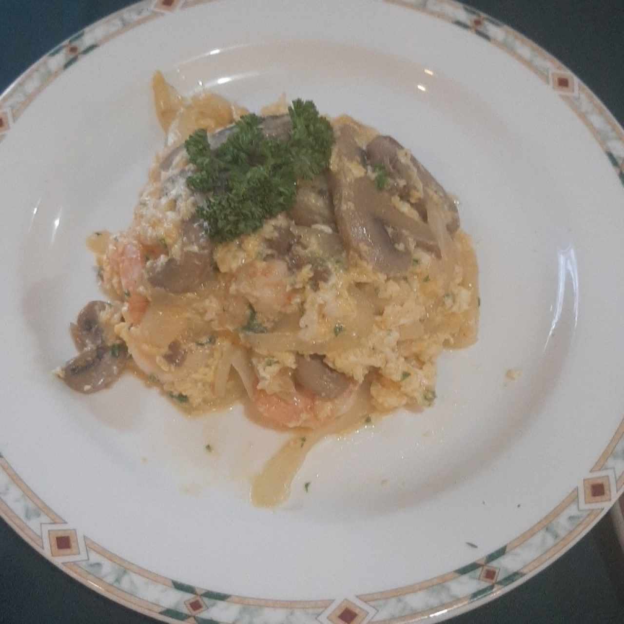 revuelto de langostinos y champiñones