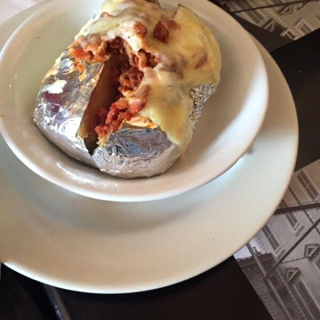 Patata al forno e formaggio e panzetta