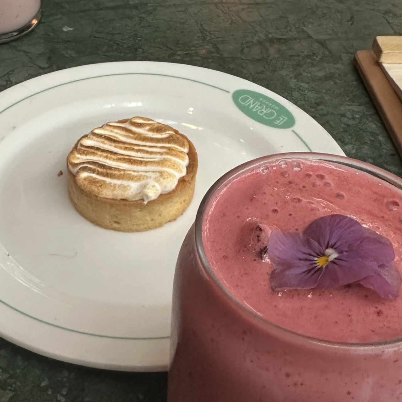Smoothie de frutos rojos y tarta de limon