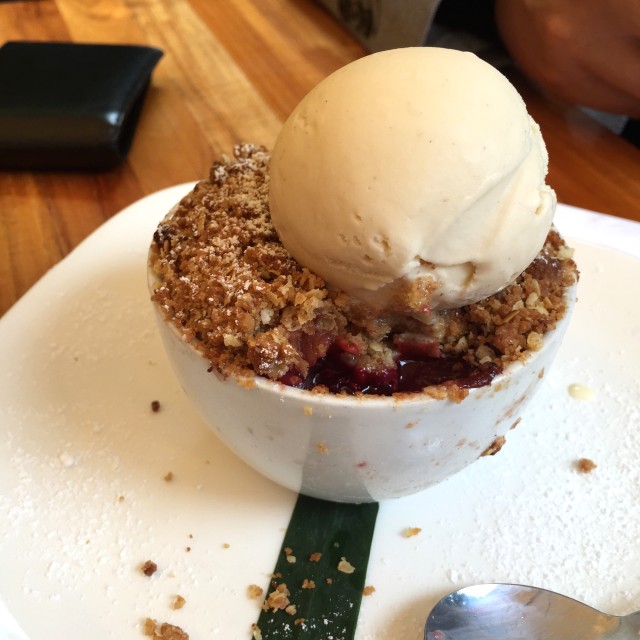Crumble de manzana y frutos rojos