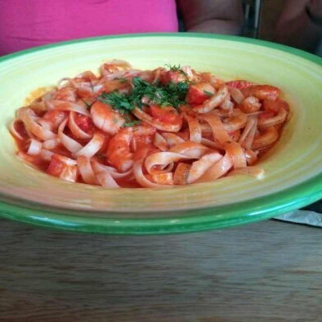 Fettuccine frutos del mar en salsa napolitana 