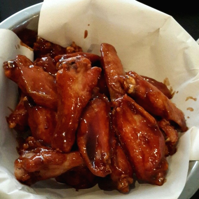 Buffalo wings bañadas en bbq