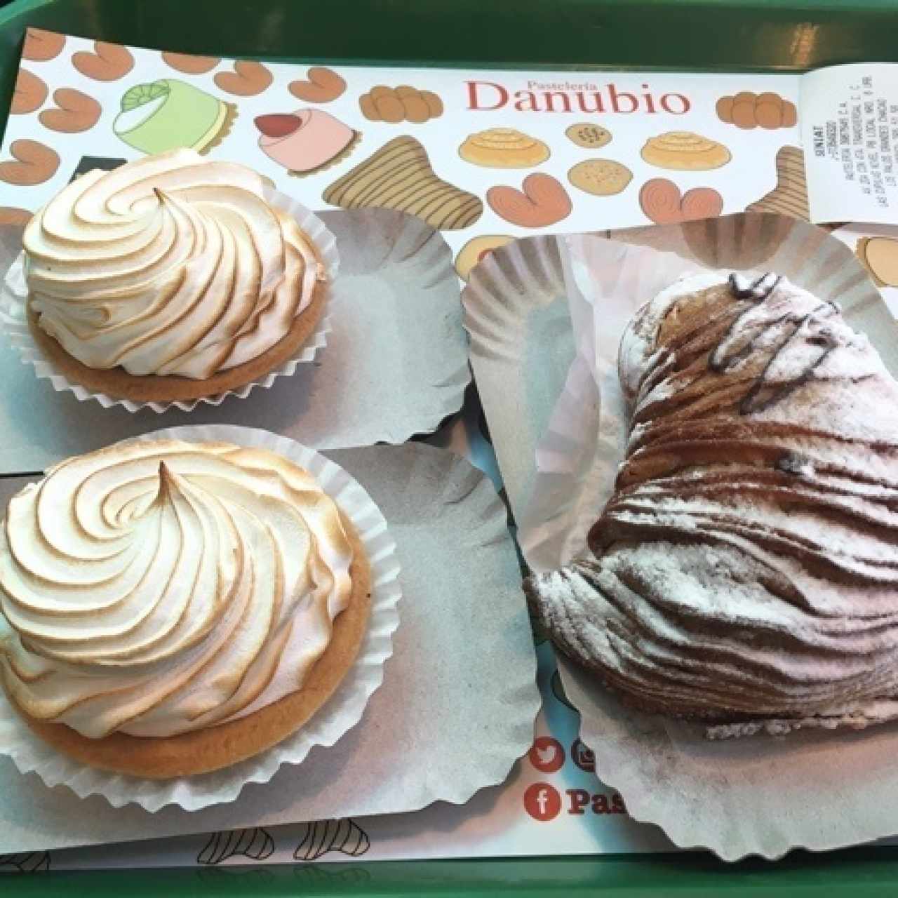 Pie de limón y cola de langosta de chocolate.