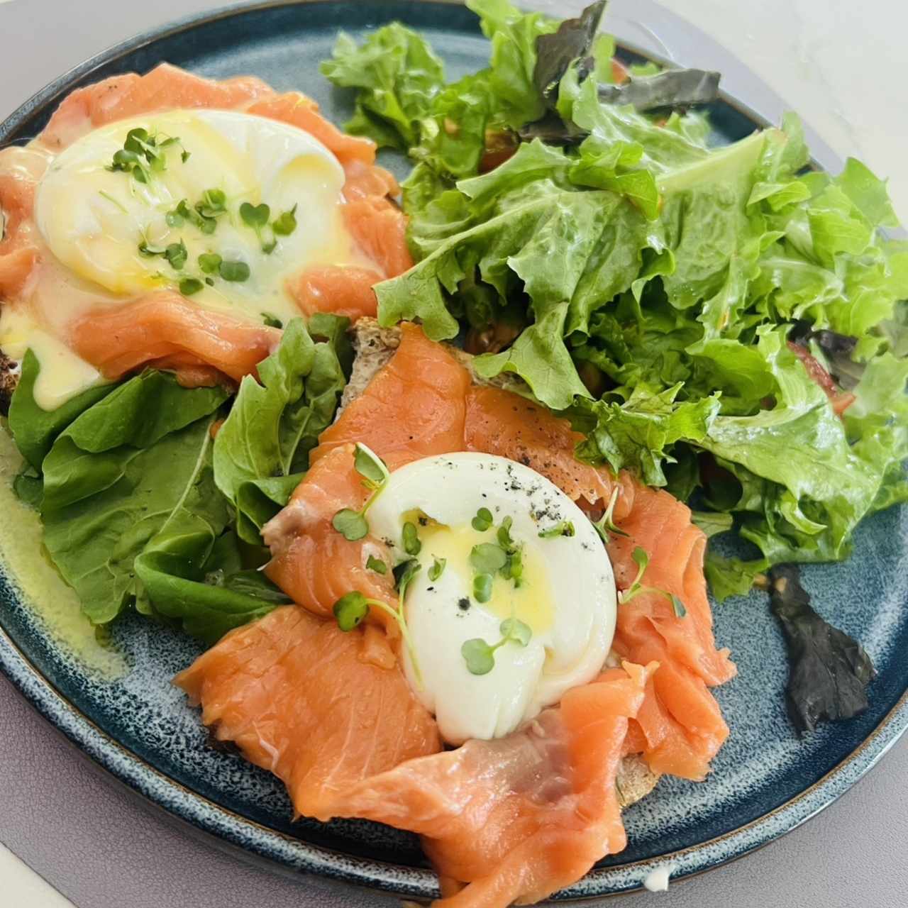 Huevos Benedictinos con salmón 