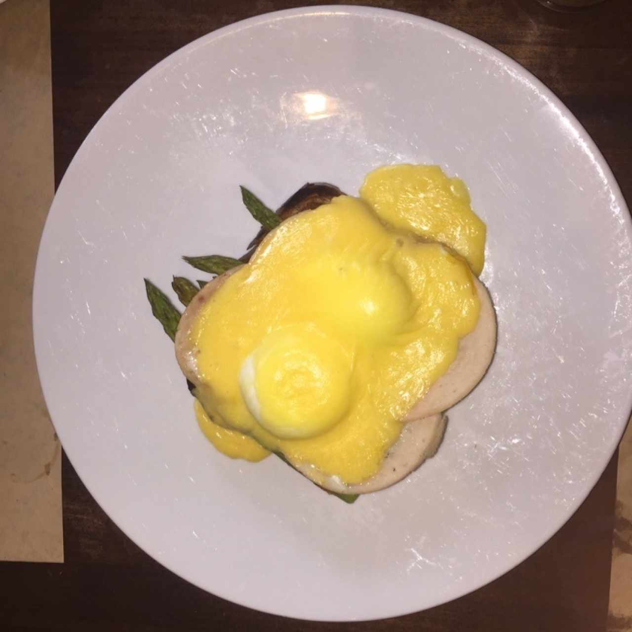Huevos Benedictinos sobre Pan Brioche con Espárragos y Jamón de Pollo