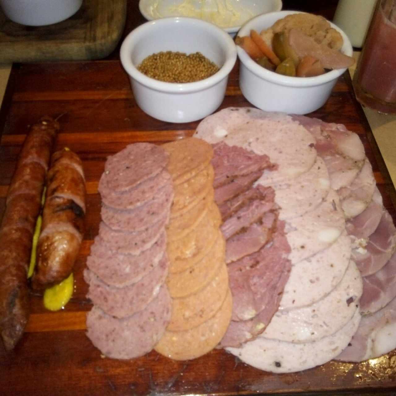 Bandeja de embutidos artesanales hecho en casa