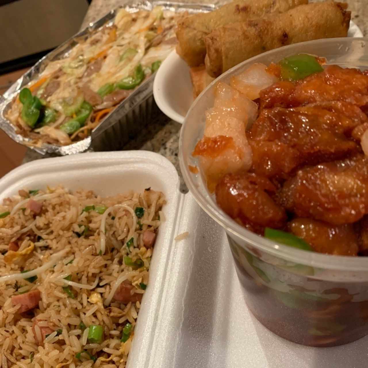 pollo agridulce, tallarines de carne, arroz especial y lumpias