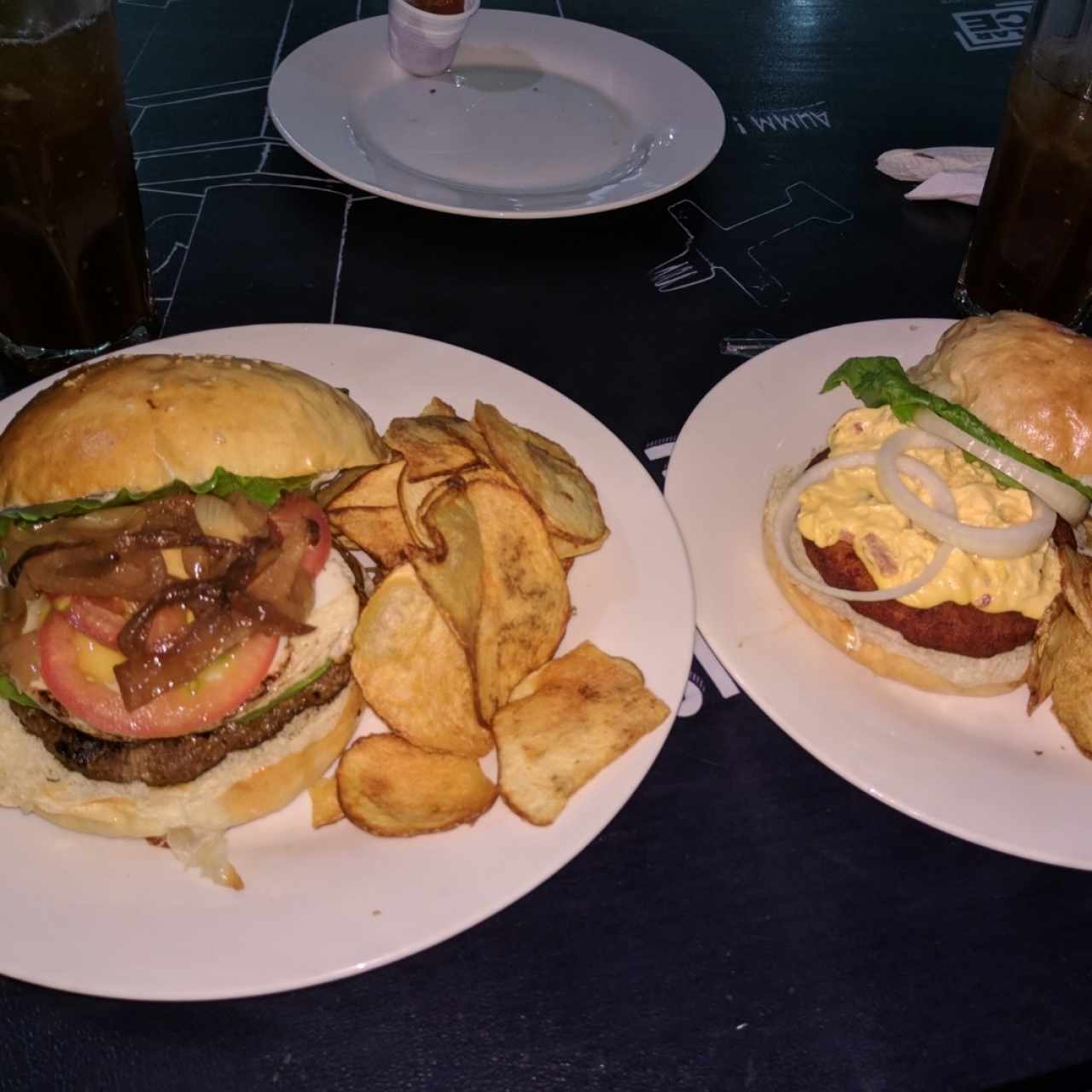 Urban burguer a la izquierda, crispy a la derecha