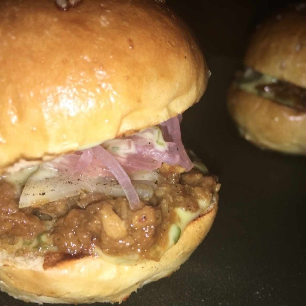 hamburguesas de cerdo con piña y cebolla caramelizada