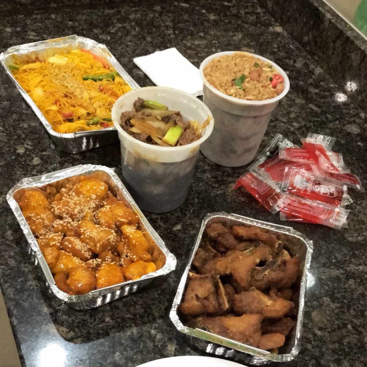 pollo miel, costilla sal y pimineta, arroz especial, lomito en salsa de ostras, tallarines.