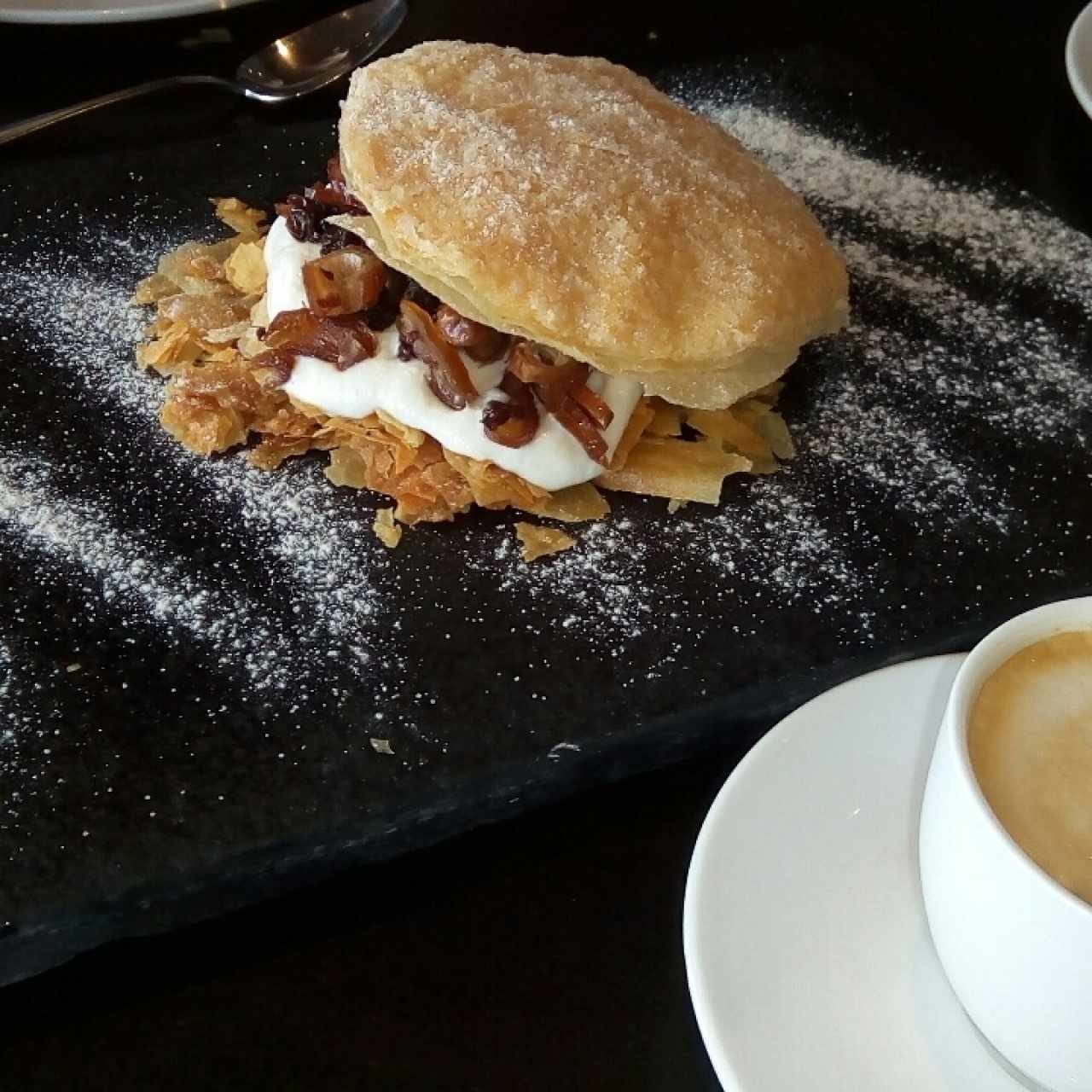 Mil hojas rellena de frutos secos y agua de azahar