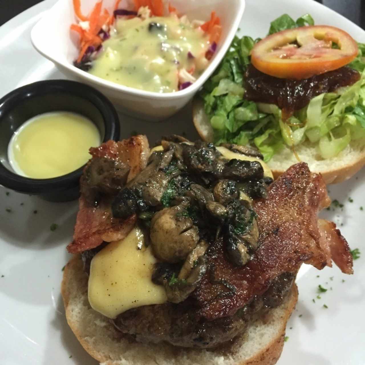 Hamburguesa Kami Burger con tocineta, champiñones y cebolla caramelizada