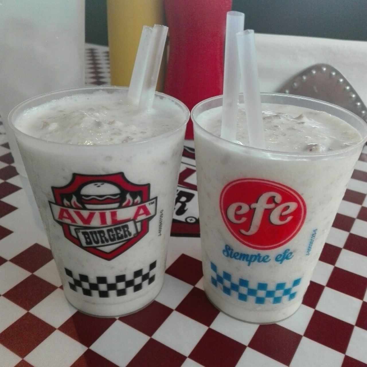 Merengadas pequeñas de Cocosette con helado de coco EFE