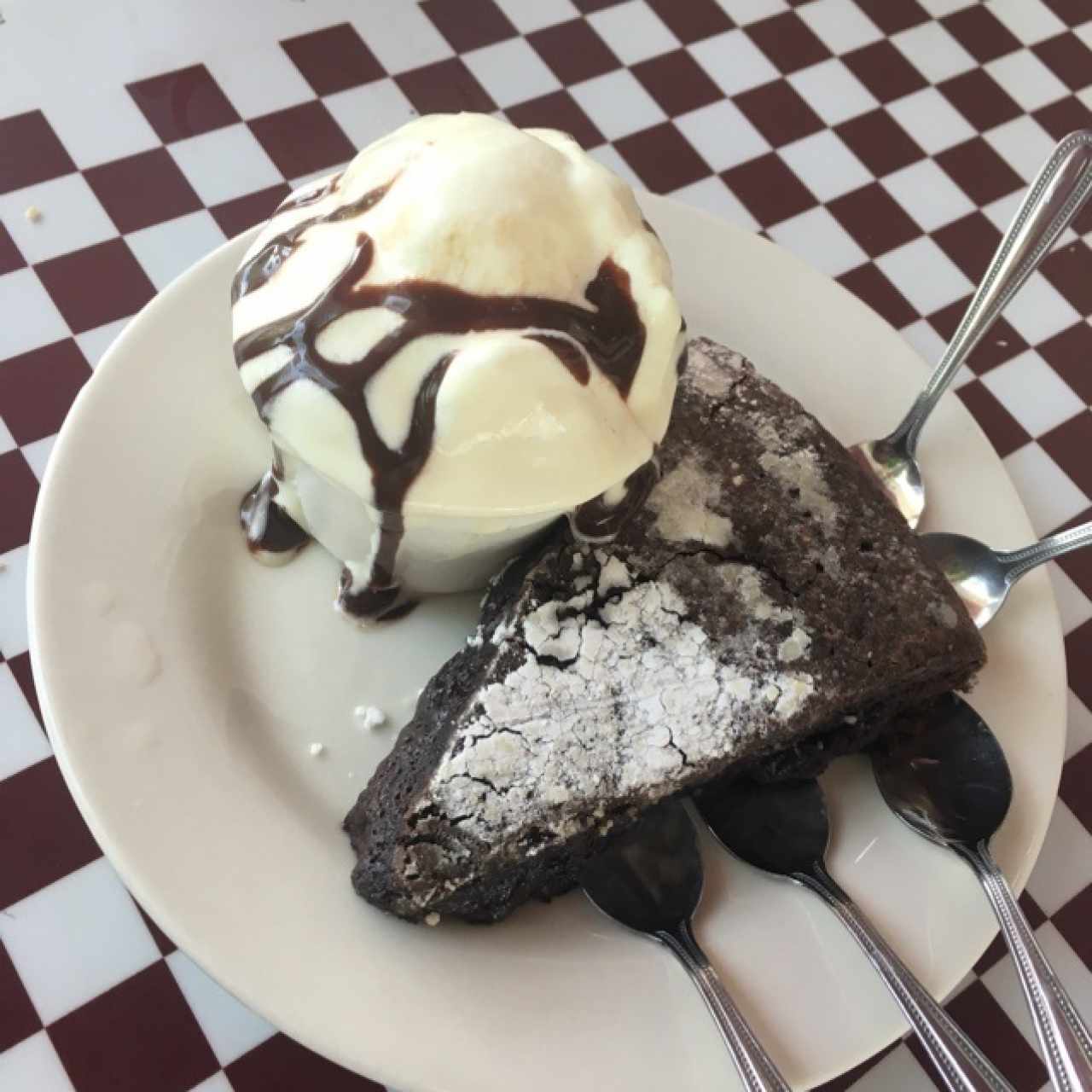 Brownie con helado