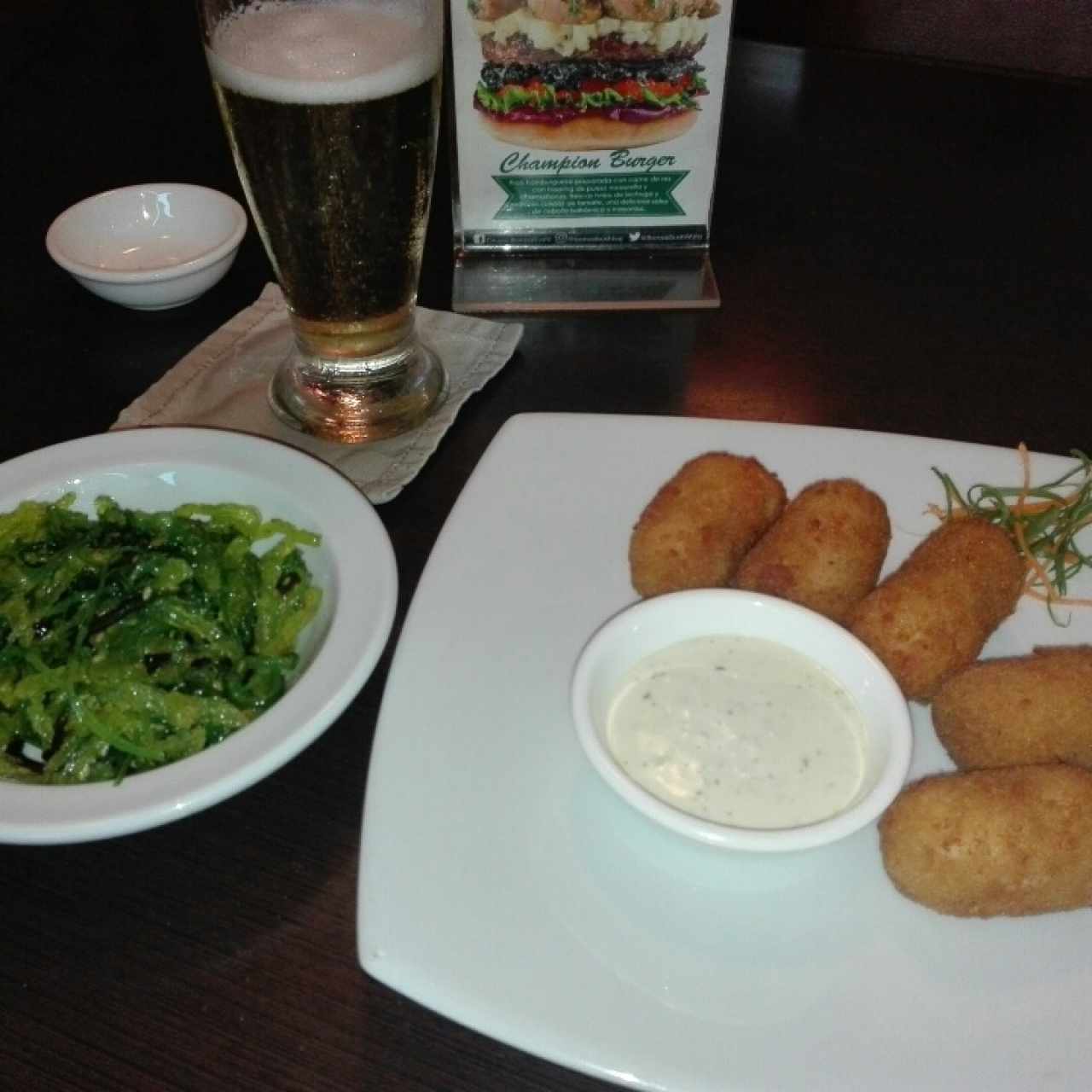 Wakame Salad y unas croquetas de cangrejo acompañados de una polarcita
