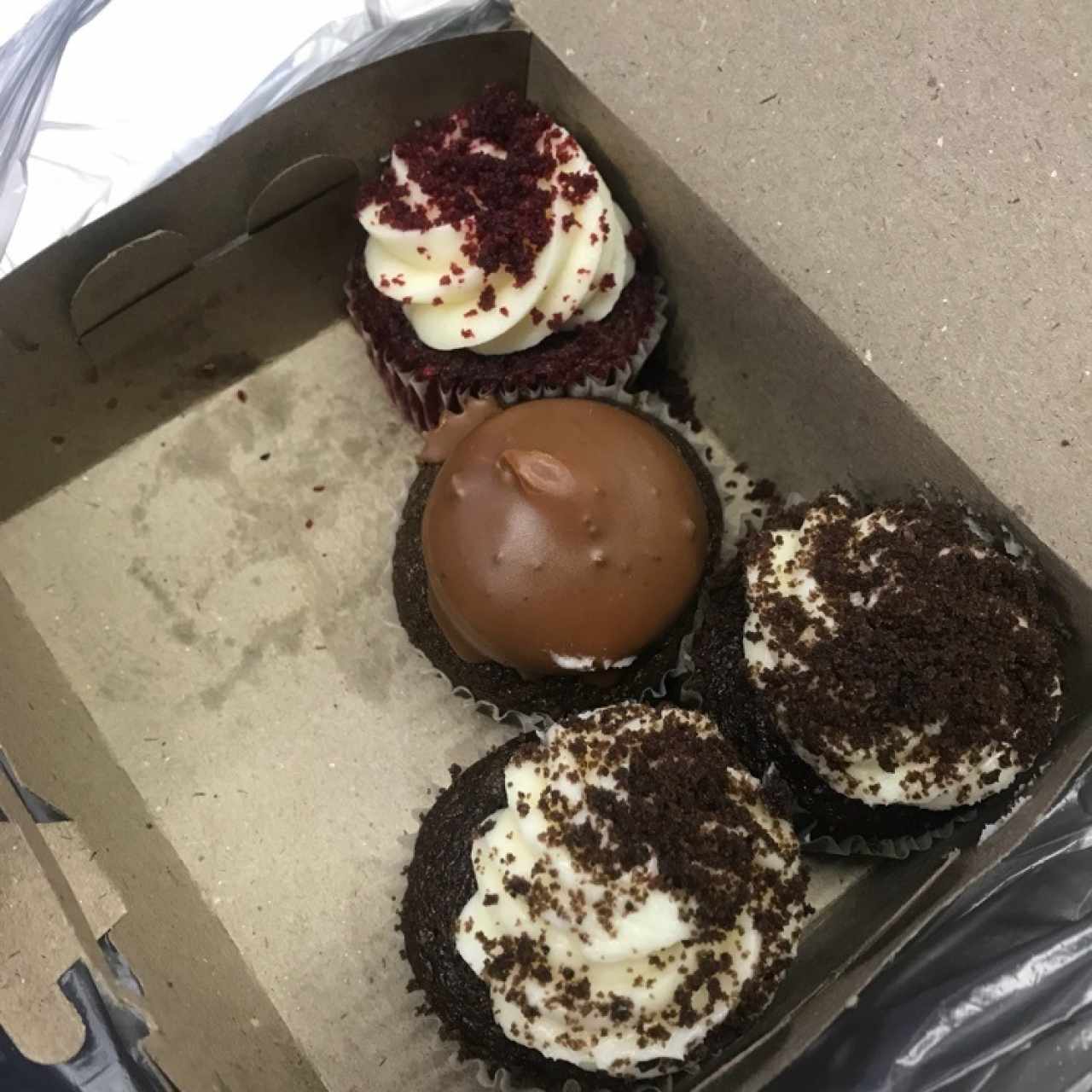redvelt,bombon y chocolate con queso crema 