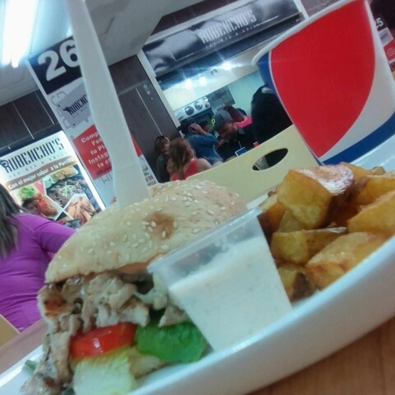 Hamburguesa de Pollo Parrilla con Papas Rústicas