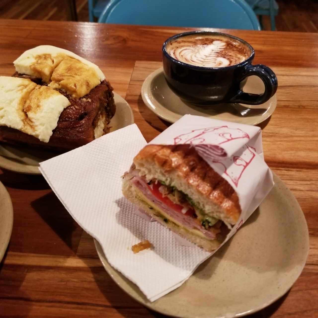 Sándwich de mortadela con maní, golfeado con queso y Mocaccino
