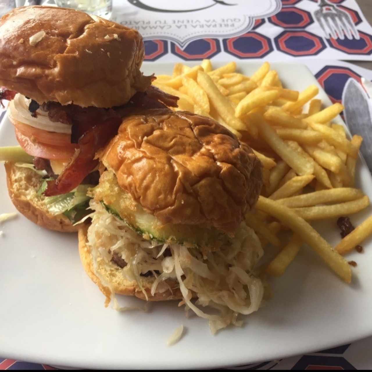 Hamburguesas Rybovich y Gamefisherman con Papas Fritas