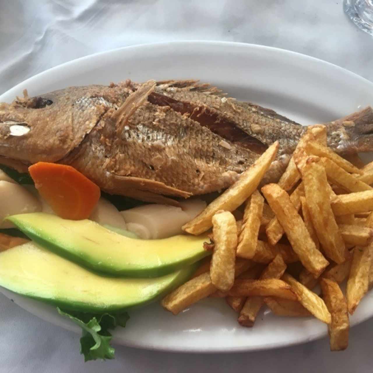 Coro Coro con papitas y ensalada mixta