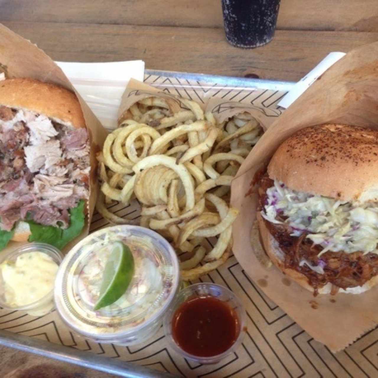 Sandwich de porcheta y pulled pork con papás y ensalada 