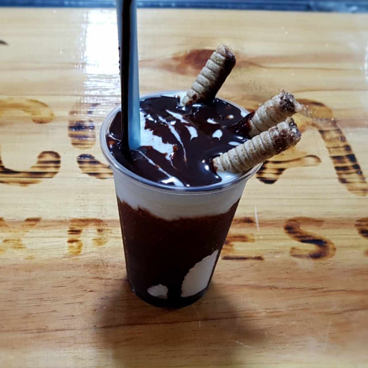 Cocada con syrups de chocolate y leche condensada con topping de pirulin