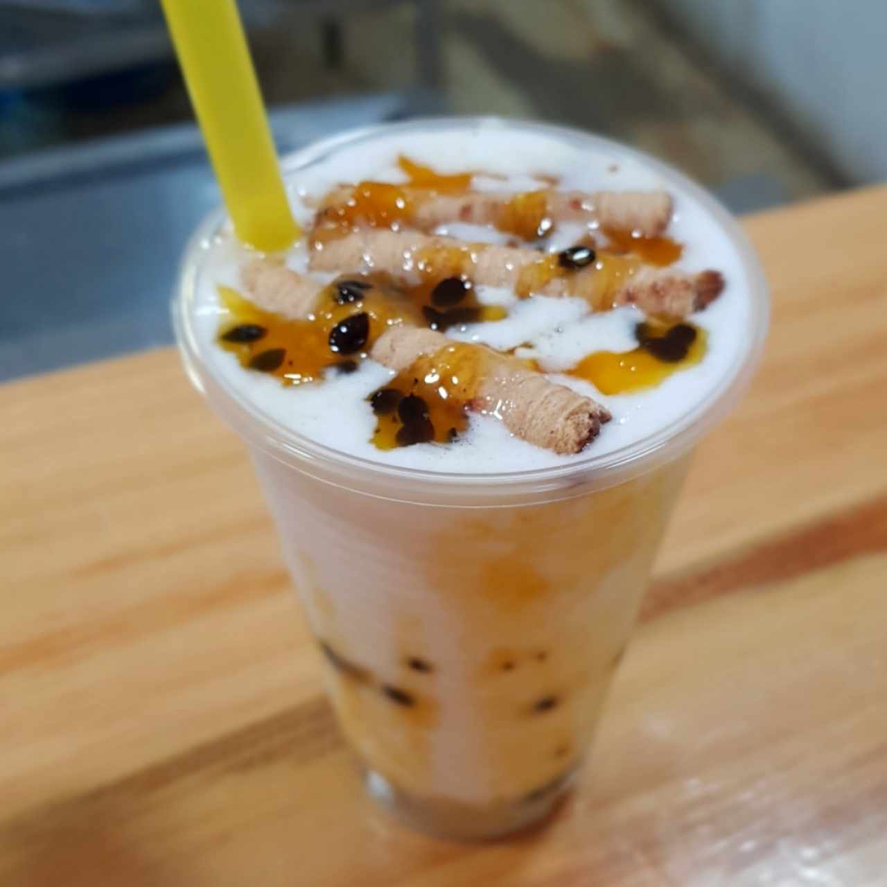 Cocada con syrup de Parchita y topping de Pirulin