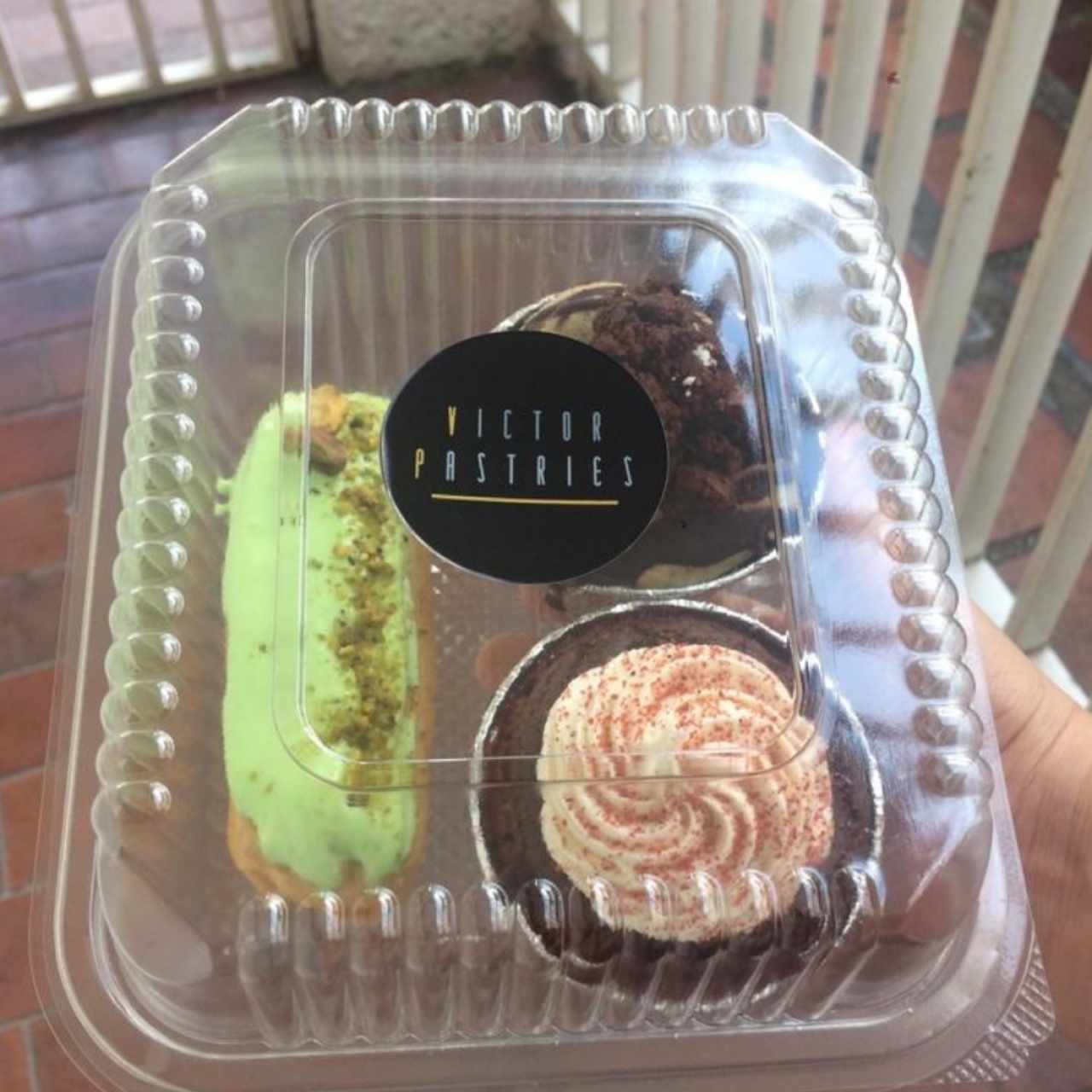 eclair pistacho, cupcakes de brownie y red velvet