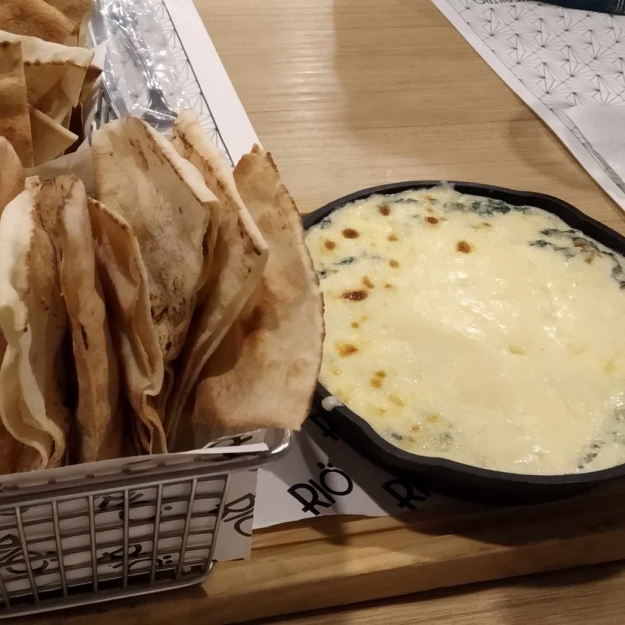 Dip de espinacas con queso gratinado 
