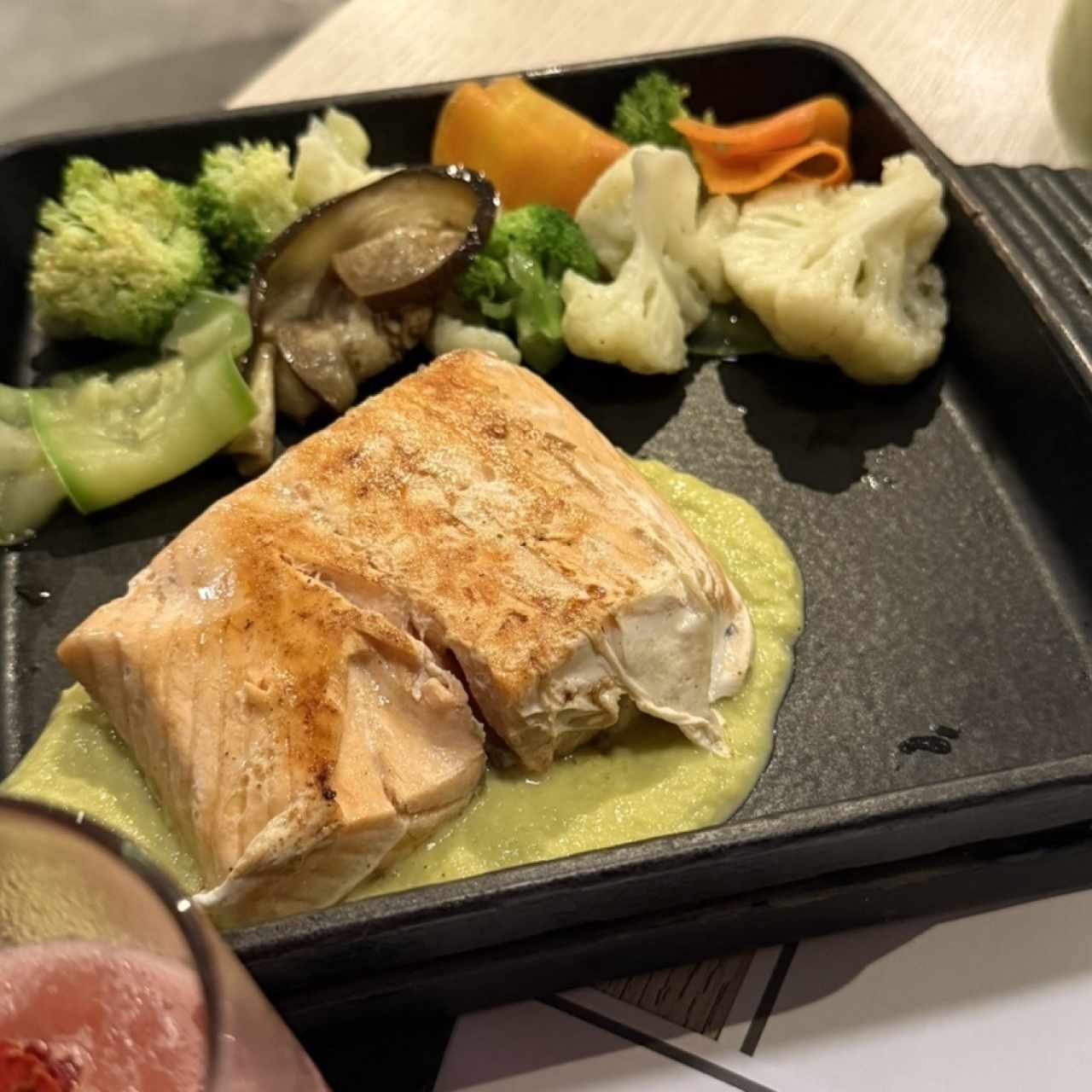 Salmon al grill salsa de ajoporro y vegetales 