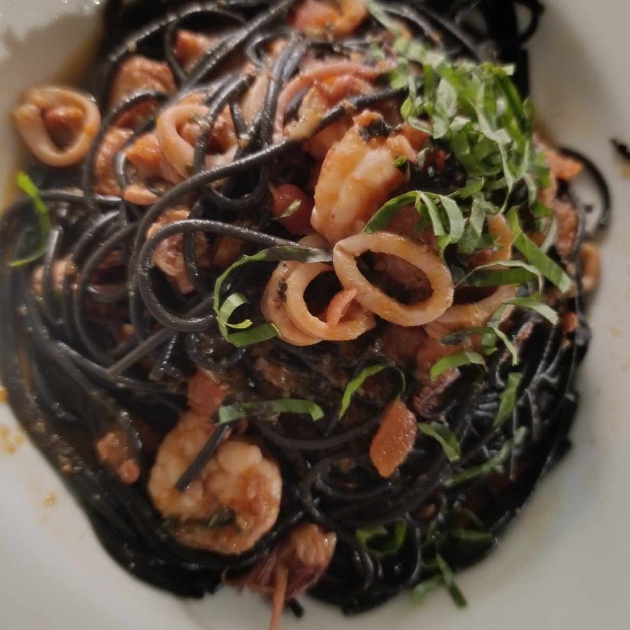 Pasta de mariscos con tinta de calamar 