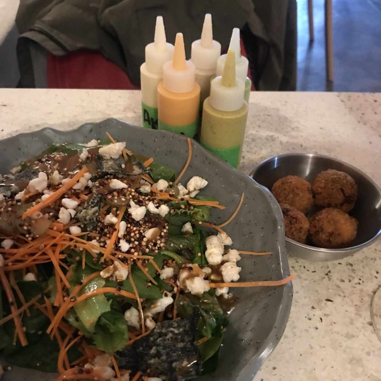 Ensalada y croquetas 