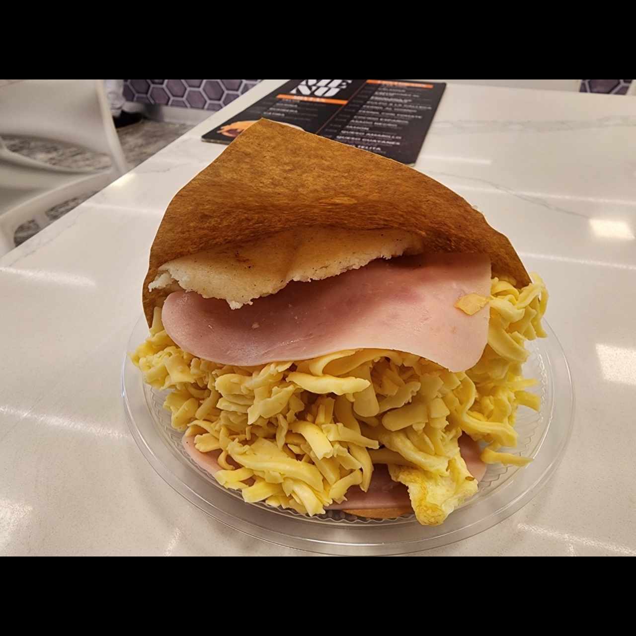 Arepea de jamón, queso amarillo y huevo revuelto 