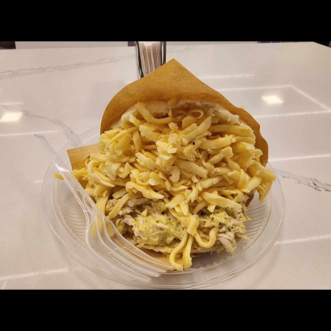 Reina pepeada con queso amarillo