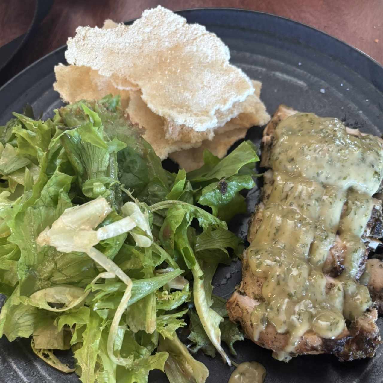 Pelluga de pollo en salsa Herb
