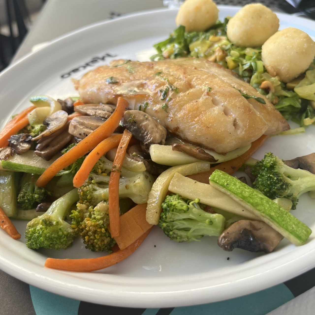 Mero a la plancha con dos contornos