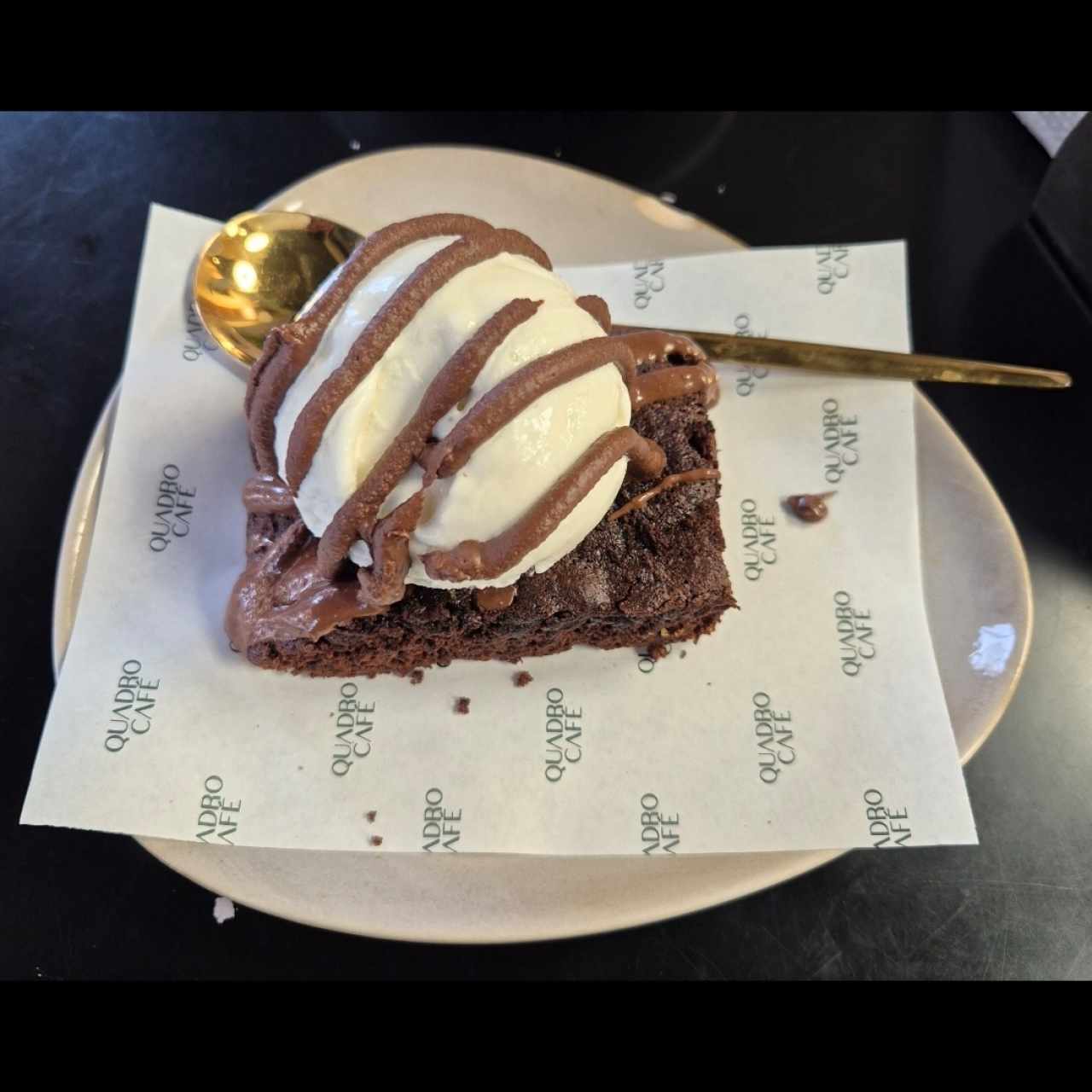 Brownie con helado