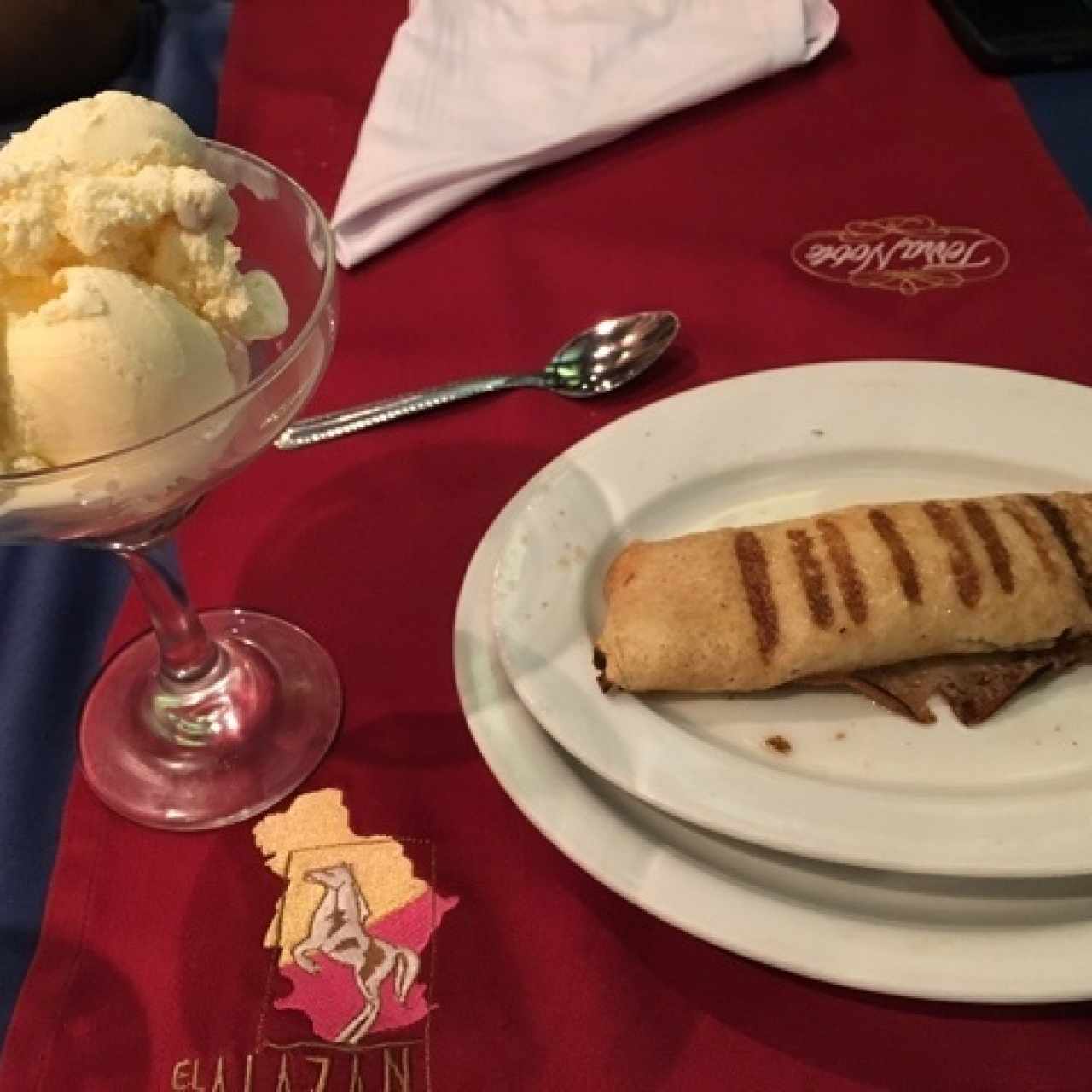 creepe flambeada de dulce de leche y helado