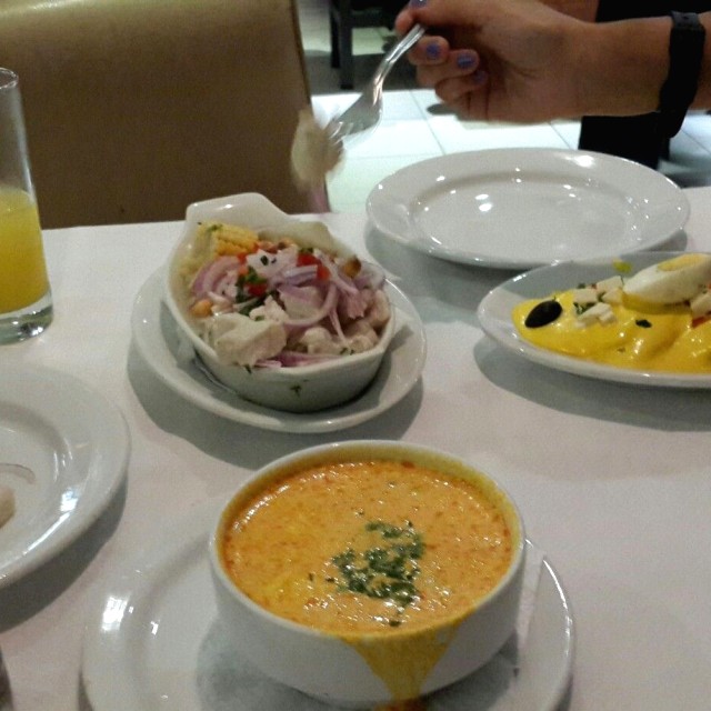 Chupin de camarones, ceviche de mero, papas a la huancaina