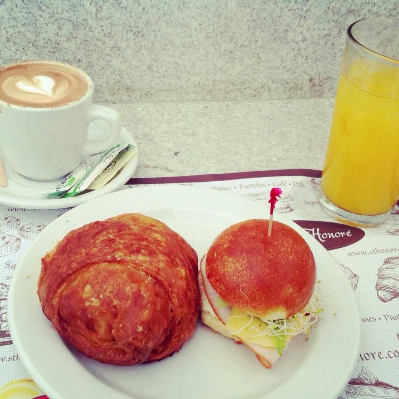 Pulguitas, Croissant, Café y Jugo de Naranja.