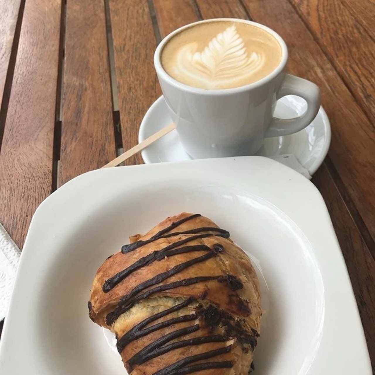 croissant de chocolate y cafe con leche.
