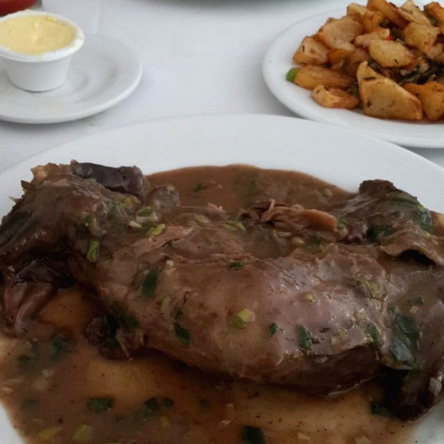 Pierna de cabrito alla romana, al fondo cartoccio de lomito
