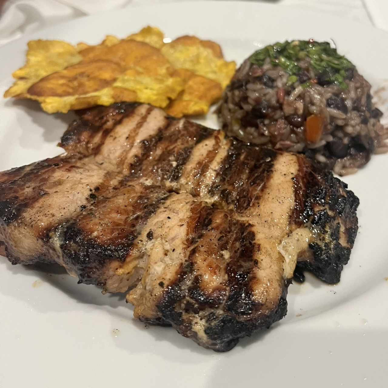 Cochino a la brasa con congri y tostones