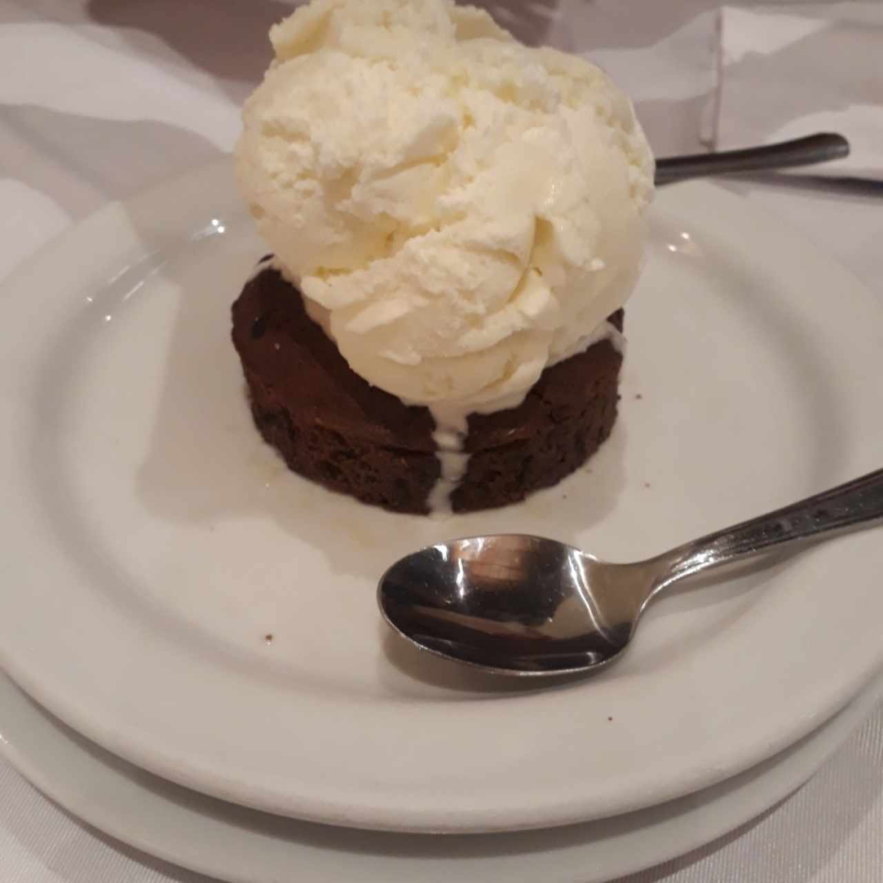 Brownie con helado 