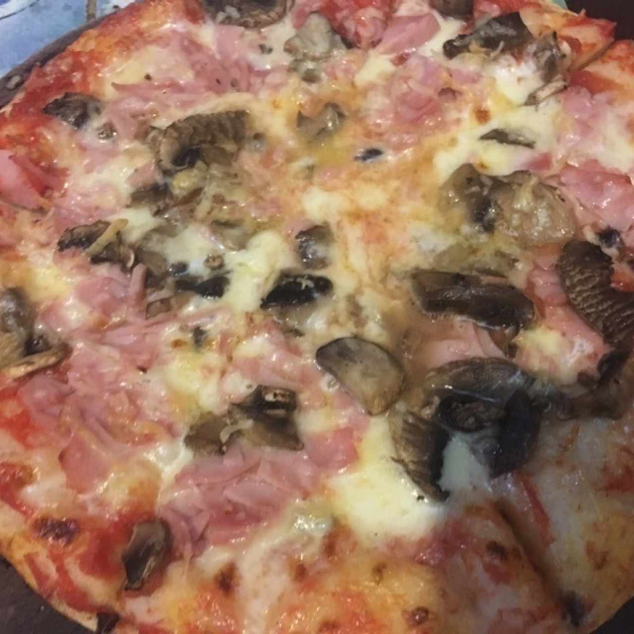 Con Jamón y hongos estilo tradicional