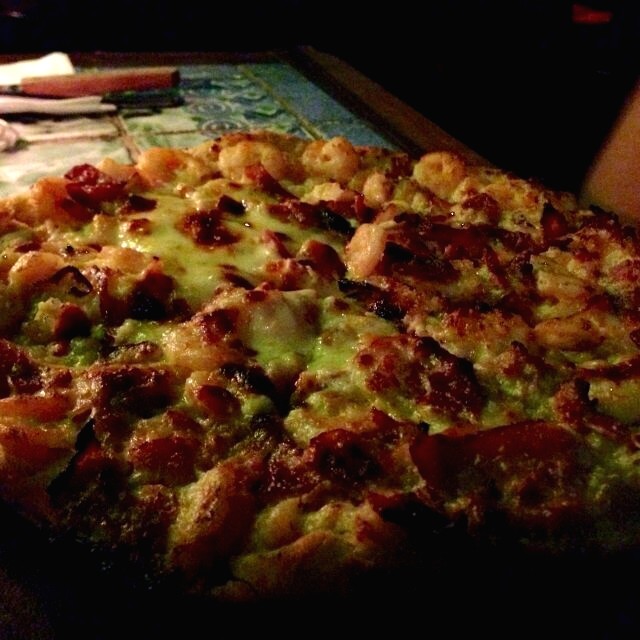 Pizza de camarones con tocineta a la crema