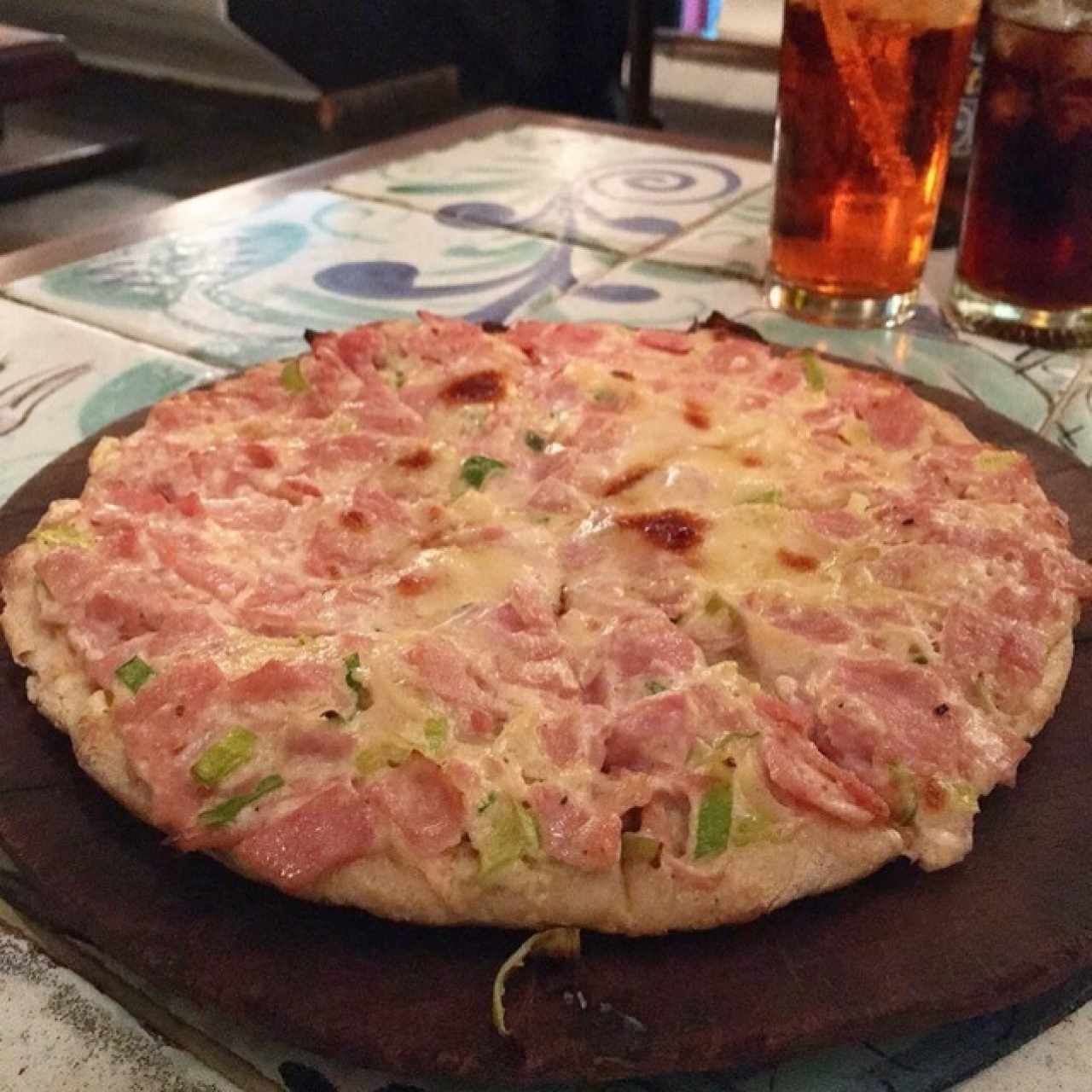 Pizza a la crema de jamon y ajoporro